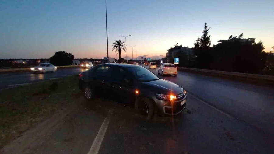 Arkadan Çarptığı Otomobil, Refüjden Atlayıp Karşı Şeride Geçti