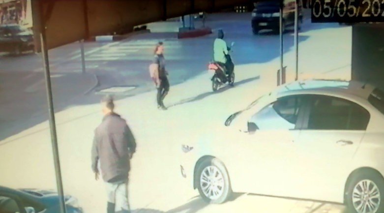 Motosikletiyle Kavşakta Beklerken Ölümle Burun Buruna Geldi