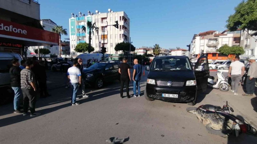 Motosikletiyle Kavşakta Beklerken Ölümle Burun Buruna Geldi