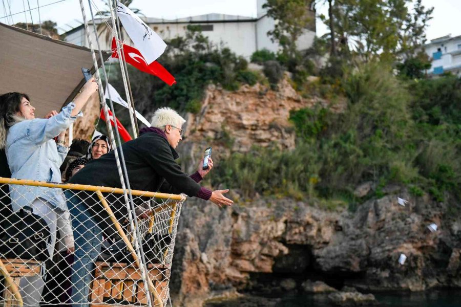 Muratpaşa Belediyesi’nin Öncülüğünde Dilekler Akdeniz’le Buluştu
