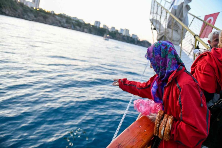 Muratpaşa Belediyesi’nin Öncülüğünde Dilekler Akdeniz’le Buluştu