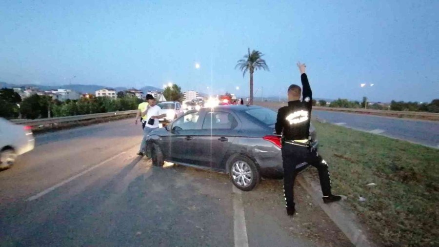 Arkadan Çarptığı Otomobil, Refüjden Atlayıp Karşı Şeride Geçti