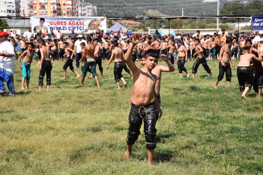 Kumluca Yağlı Pehlivan Güreşleri Başladı