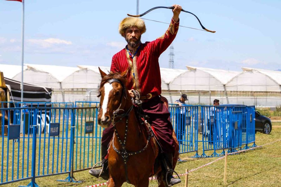 Yörük Türkmen Festivalinde Savaş Oyunları Nefes Kesti