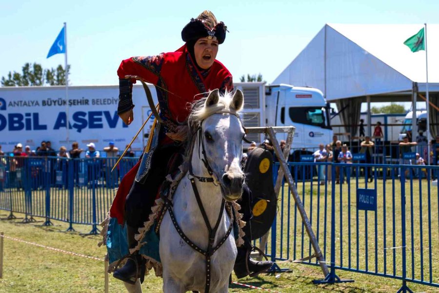 Yörük Türkmen Festivalinde Savaş Oyunları Nefes Kesti