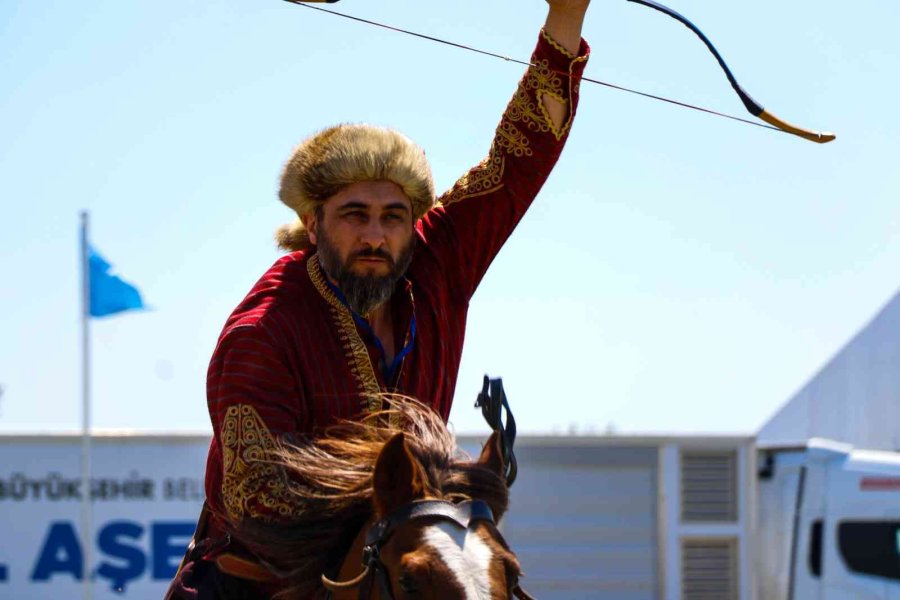 Yörük Türkmen Festivalinde Savaş Oyunları Nefes Kesti