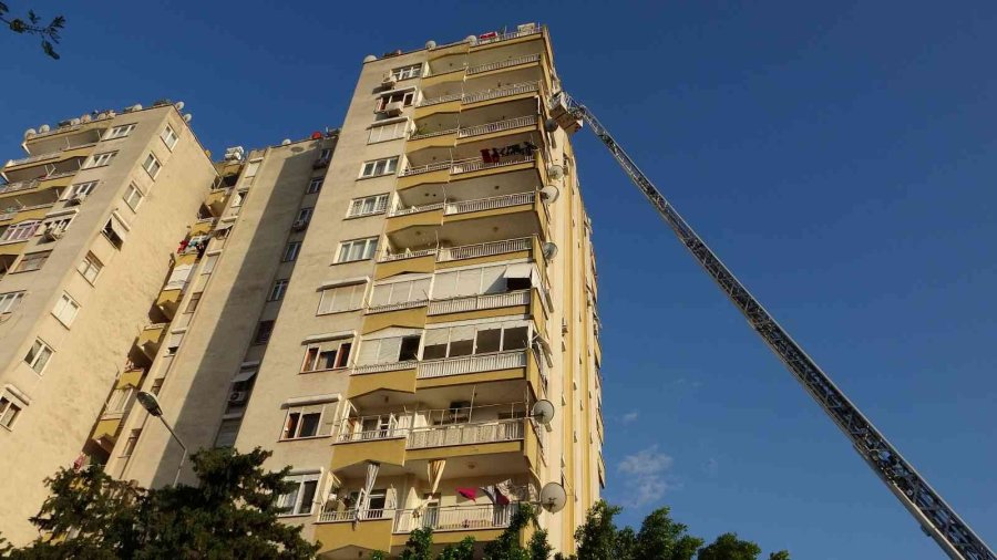 12’nci Kattan 11’inci Kata Düşen Kedinin Kurtarılmasını Film İzler Gibi İzlediler