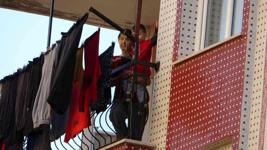 12’nci Kattan 11’inci Kata Düşen Kedinin Kurtarılmasını Film İzler Gibi İzlediler