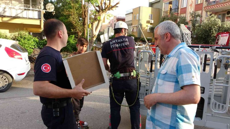 12’nci Kattan 11’inci Kata Düşen Kedinin Kurtarılmasını Film İzler Gibi İzlediler