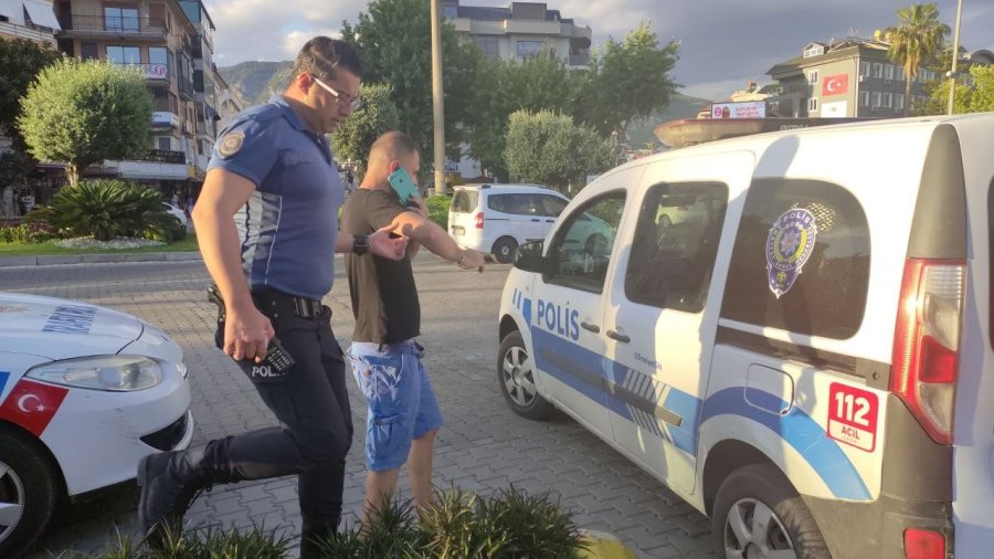 300 Tl’lik Kozmetik Ürününü Çalan Şüpheliyi Çalışanların Dikkati Yakalattı