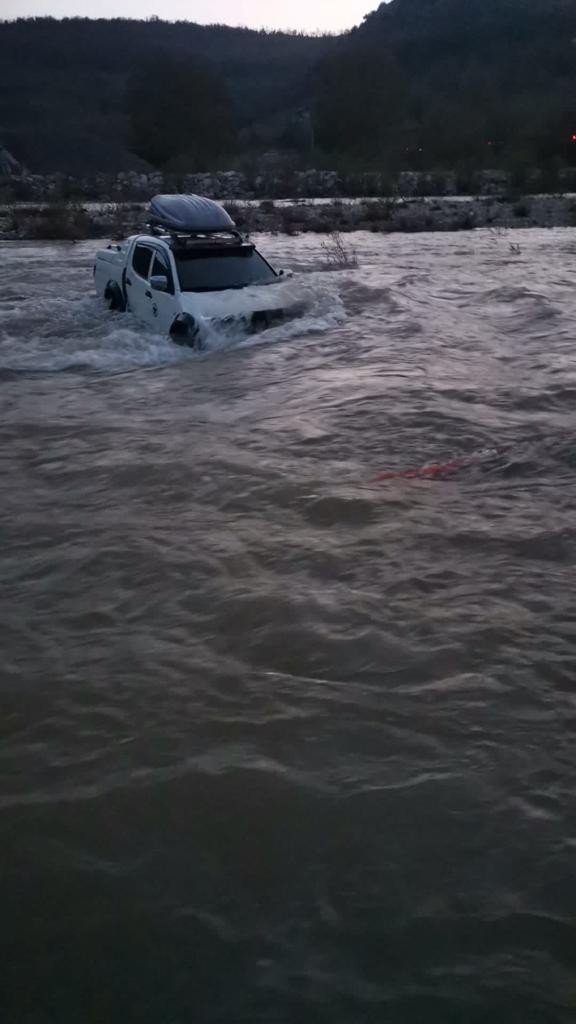 Dere Yatağından Geçmeye Çalışırken Suların Ortasında Kaldı