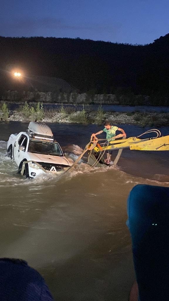 Dere Yatağından Geçmeye Çalışırken Suların Ortasında Kaldı