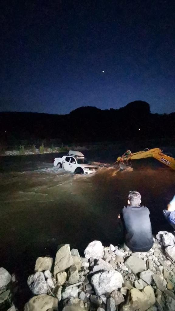 Dere Yatağından Geçmeye Çalışırken Suların Ortasında Kaldı