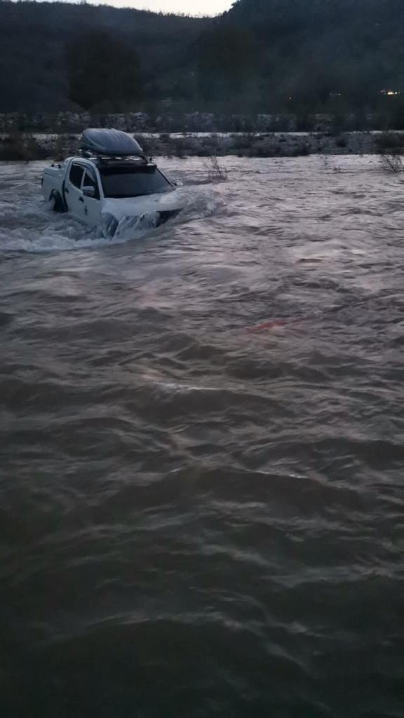 Dere Yatağından Geçmeye Çalışırken Suların Ortasında Kaldı