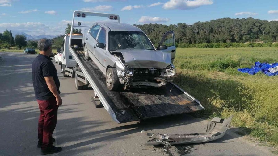 Otomobiller Kafa Kafaya Çarpıştı: 3 Yaralı