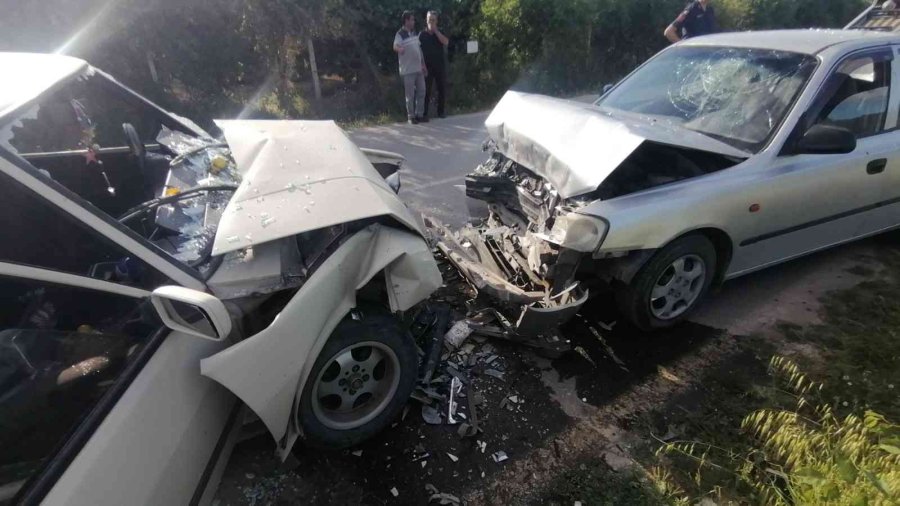 Otomobiller Kafa Kafaya Çarpıştı: 3 Yaralı