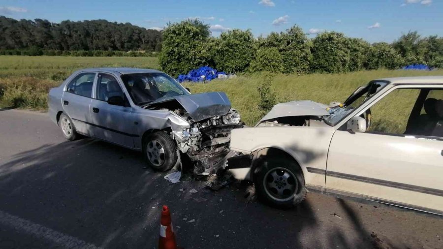 Otomobiller Kafa Kafaya Çarpıştı: 3 Yaralı