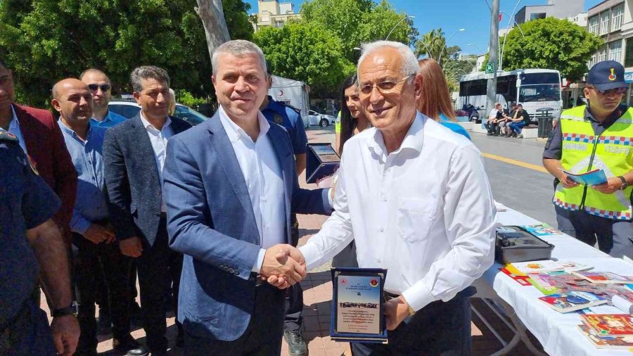 Karayolu Trafik Güvenliği Günü’nde 3 Araç Sürücüsüne Çiçek Ve Plaket Verildi