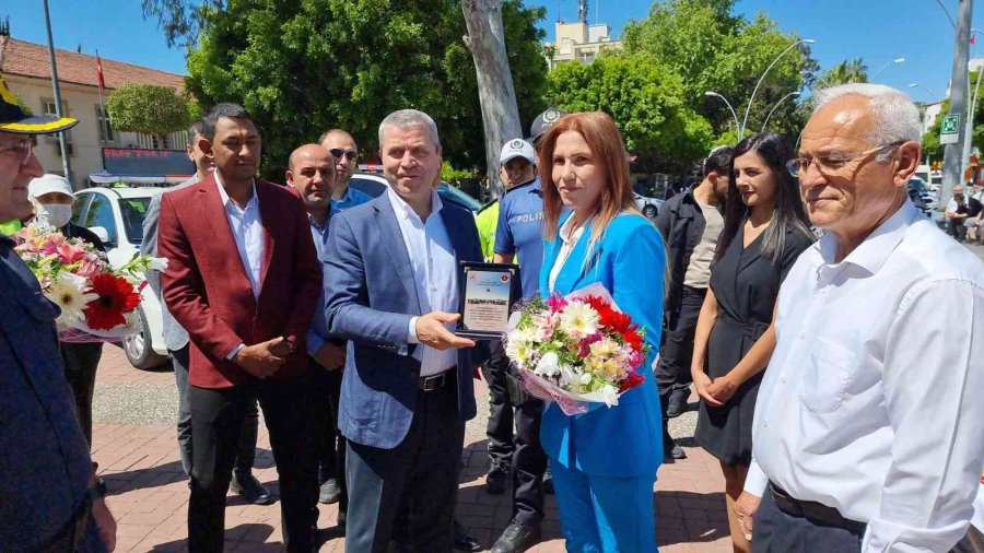 Karayolu Trafik Güvenliği Günü’nde 3 Araç Sürücüsüne Çiçek Ve Plaket Verildi