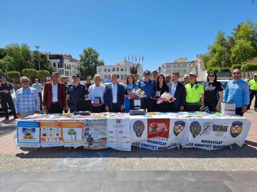 Karayolu Trafik Güvenliği Günü’nde 3 Araç Sürücüsüne Çiçek Ve Plaket Verildi