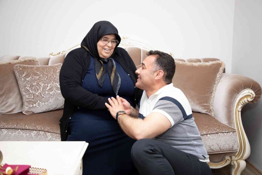 Başkan Yücel, Yüzde 93 Görme Engelli Kızı İçin Mücadele Eden Anneyle Buluştu