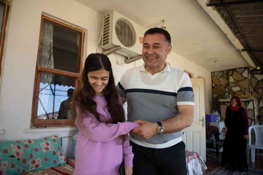 Başkan Yücel, Yüzde 93 Görme Engelli Kızı İçin Mücadele Eden Anneyle Buluştu