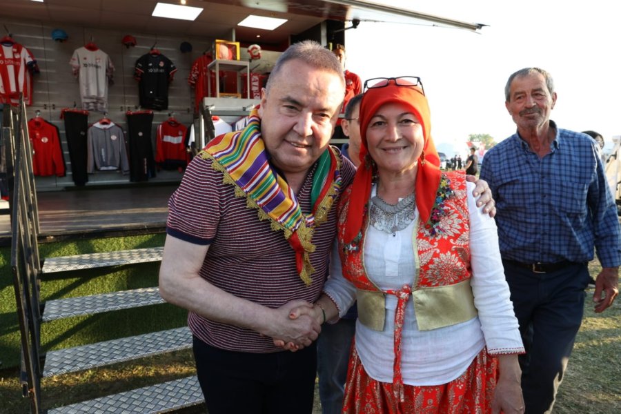 Kubat, Yörük Türkmen Festivalinde Sevenleriyle Buluştu