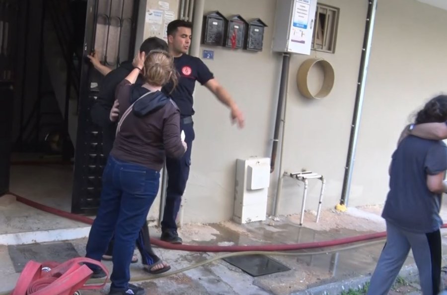 Yangına Evde Yalnız Yakalanan İki Kardeş Büyük Korku Yaşadı