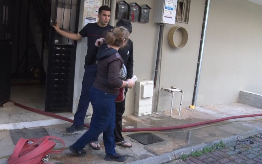 Yangına Evde Yalnız Yakalanan İki Kardeş Büyük Korku Yaşadı
