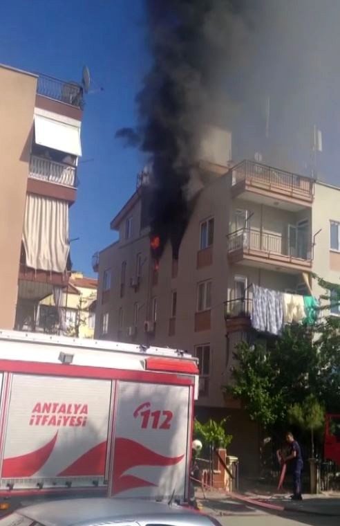 Yangına Evde Yalnız Yakalanan İki Kardeş Büyük Korku Yaşadı