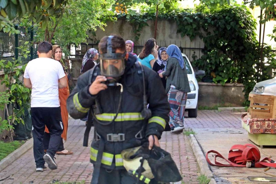 Yangına Evde Yalnız Yakalanan İki Kardeş Büyük Korku Yaşadı