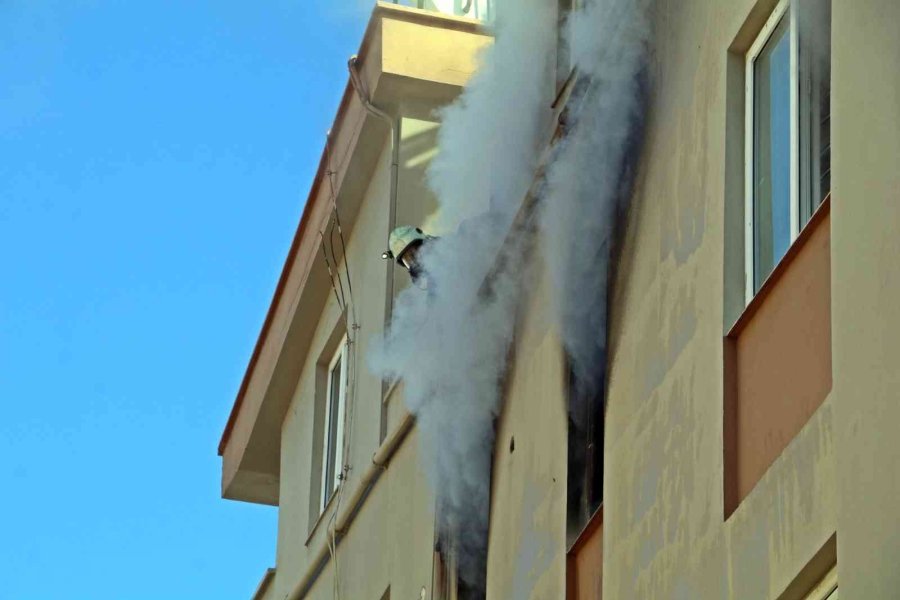 Yangına Evde Yalnız Yakalanan İki Kardeş Büyük Korku Yaşadı