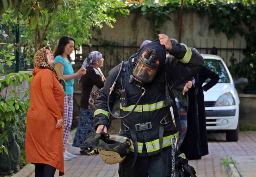 Yangına Evde Yalnız Yakalanan İki Kardeş Büyük Korku Yaşadı