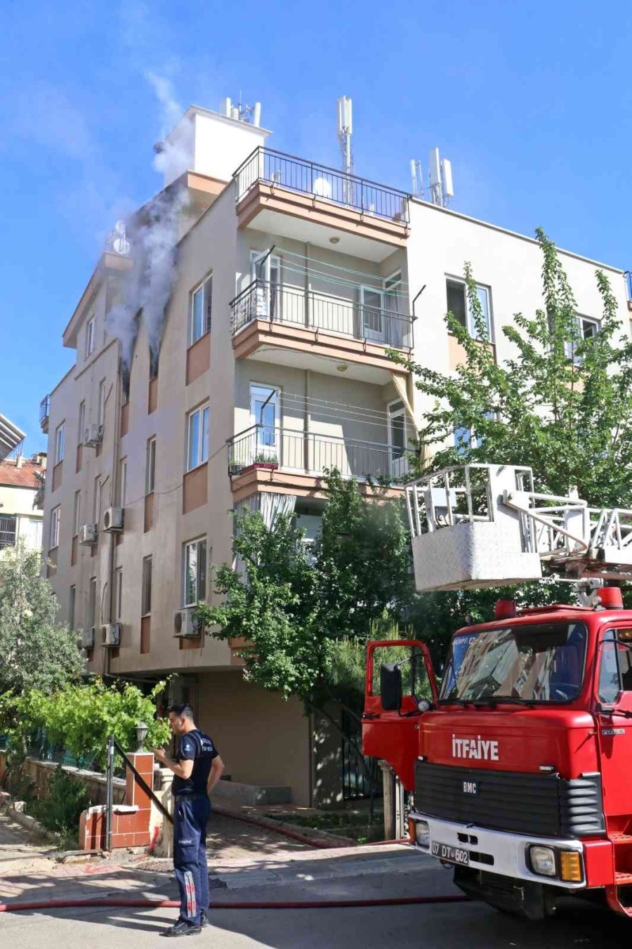 Yangına Evde Yalnız Yakalanan İki Kardeş Büyük Korku Yaşadı