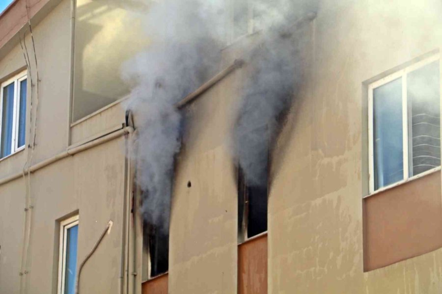 Yangına Evde Yalnız Yakalanan İki Kardeş Büyük Korku Yaşadı