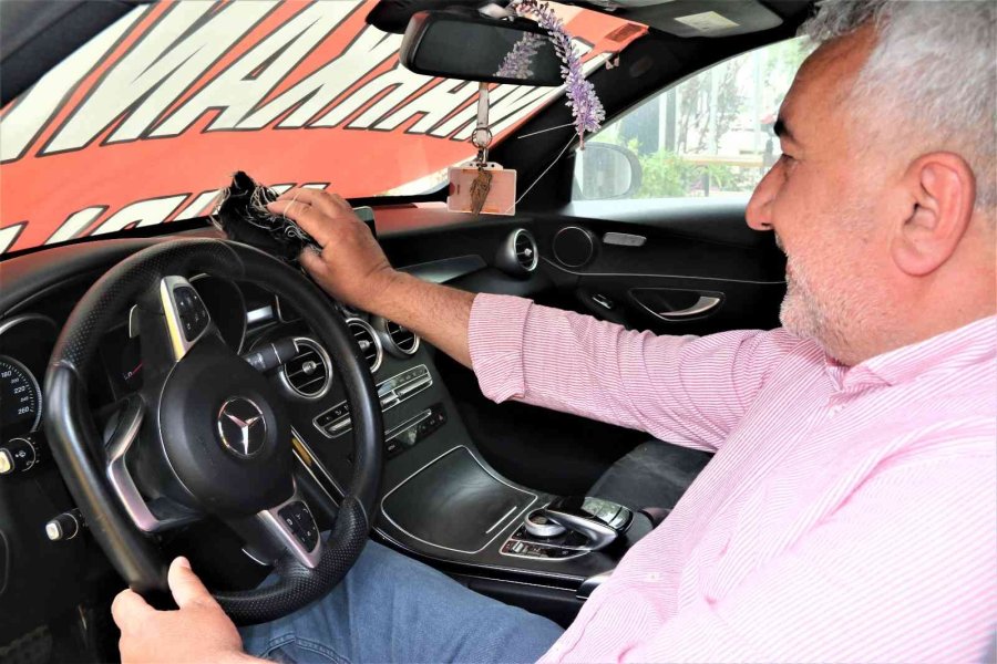 Aldığı Lüks Aracı İşyerinin Önüne Koyup, Üzerine “markanın Ayıplı Malıdır, 5 Yıldır Yatmakta” Yazdı