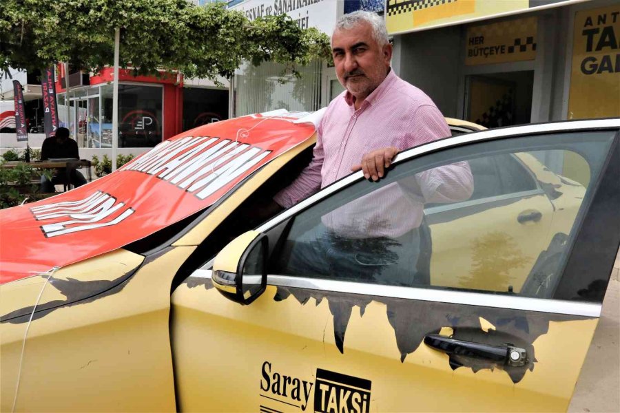 Aldığı Lüks Aracı İşyerinin Önüne Koyup, Üzerine “markanın Ayıplı Malıdır, 5 Yıldır Yatmakta” Yazdı