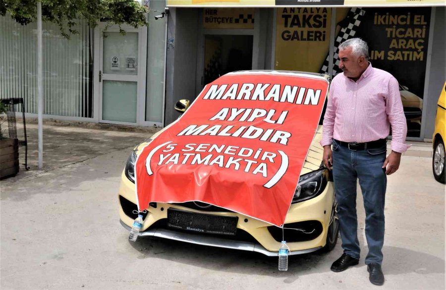 Aldığı Lüks Aracı İşyerinin Önüne Koyup, Üzerine “markanın Ayıplı Malıdır, 5 Yıldır Yatmakta” Yazdı