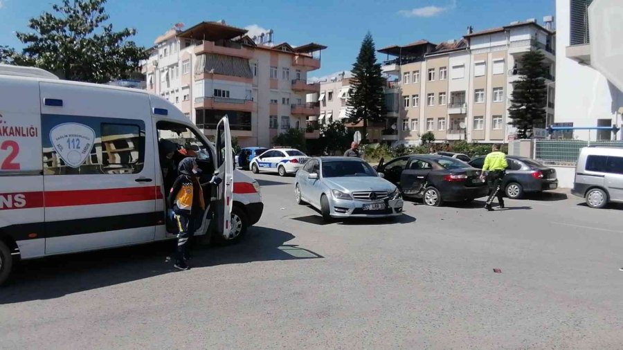 Otomobiller Kavşakta Çarpıştı: 2 Yaralı