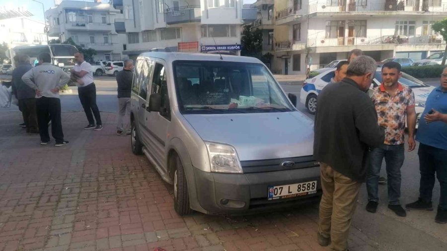 Manavgat’ta Hafif Ticari Araç Motosikletle Çarpıştı: 1 Yaralı