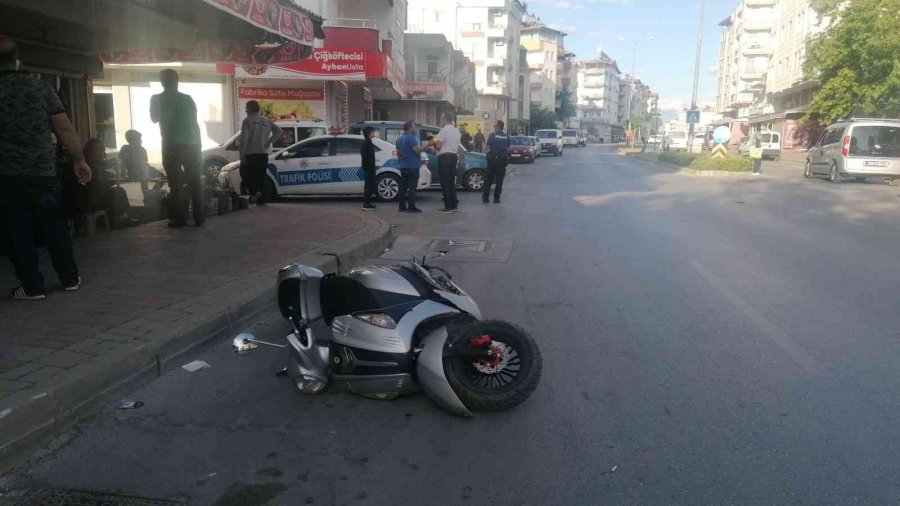 Manavgat’ta Hafif Ticari Araç Motosikletle Çarpıştı: 1 Yaralı
