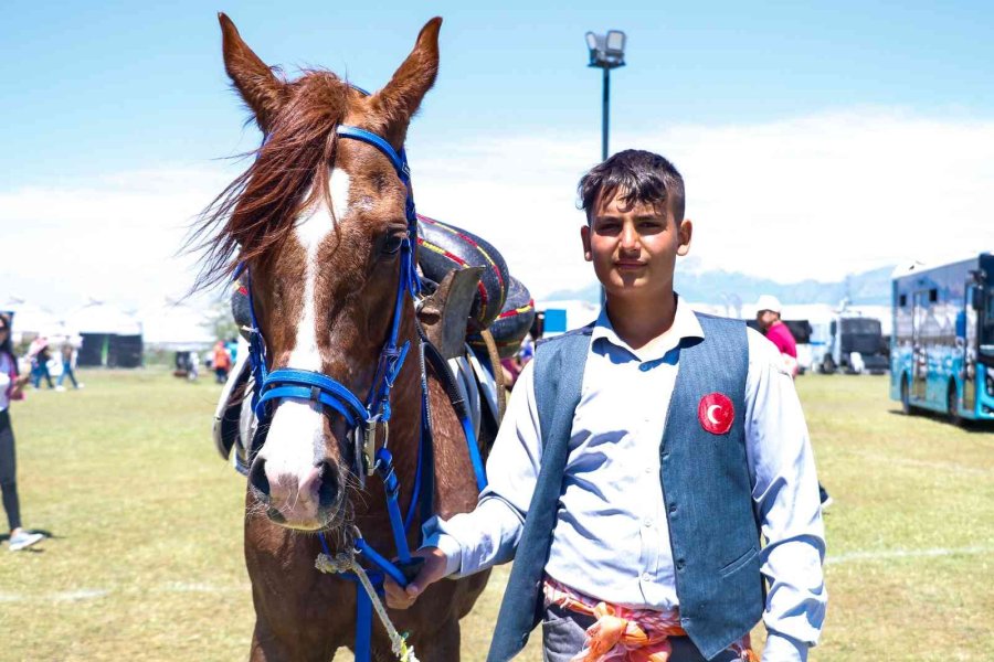 11 Kişilik Cirit Takımının 12 Yaşındaki Üyesi Cesareti Ve Yeteneğiyle Örnek Oluyor