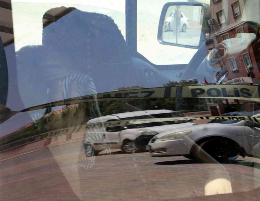 Zincir Marketten İç Çamaşırı Çaldı, Yakalanınca Kasiyeri Bıçakla Tehdit Etti