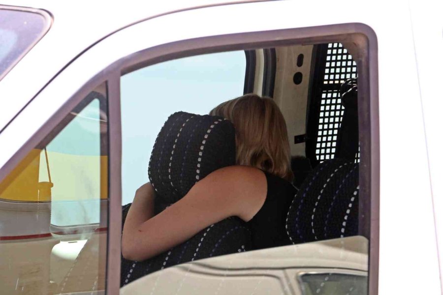 Zincir Marketten İç Çamaşırı Çaldı, Yakalanınca Kasiyeri Bıçakla Tehdit Etti