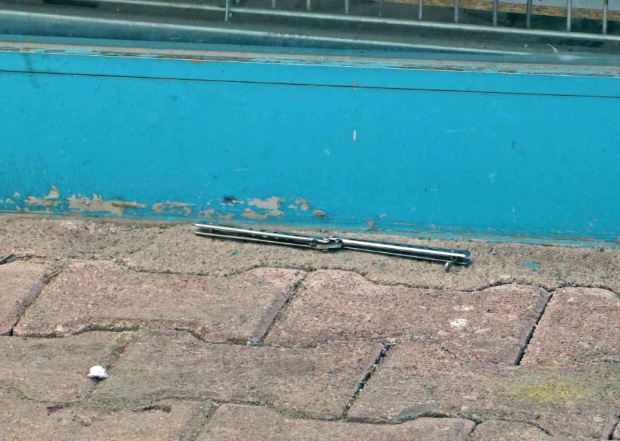 Zincir Marketten İç Çamaşırı Çaldı, Yakalanınca Kasiyeri Bıçakla Tehdit Etti