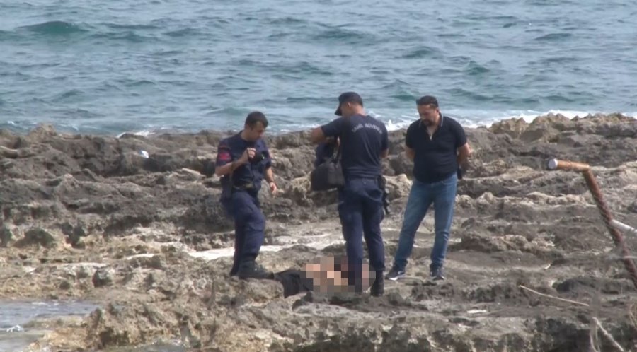 Antalya’da Deniz Kenarındaki Kayalık Alanda Ceset Bulundu