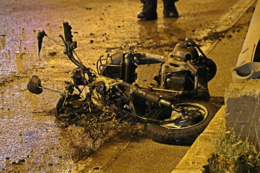 (tekrar) Otomobil Sürücüsü "katil Oldum" Diye Gözyaşı Döktü: 1 Ölü, 1 Ağır Yaralı