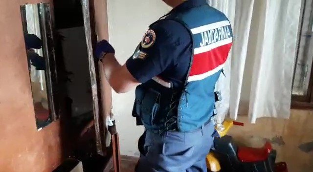 Gardırobunu Kenevir Bahçesine Dönüştürmüş