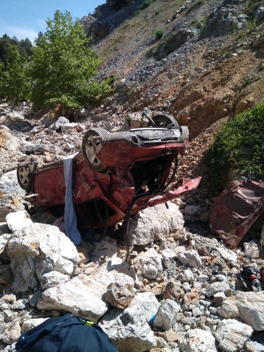 Otomobil 100 Metrelik Uçuruma Yuvarlandı: 1 Ölü, 2 Yaralı