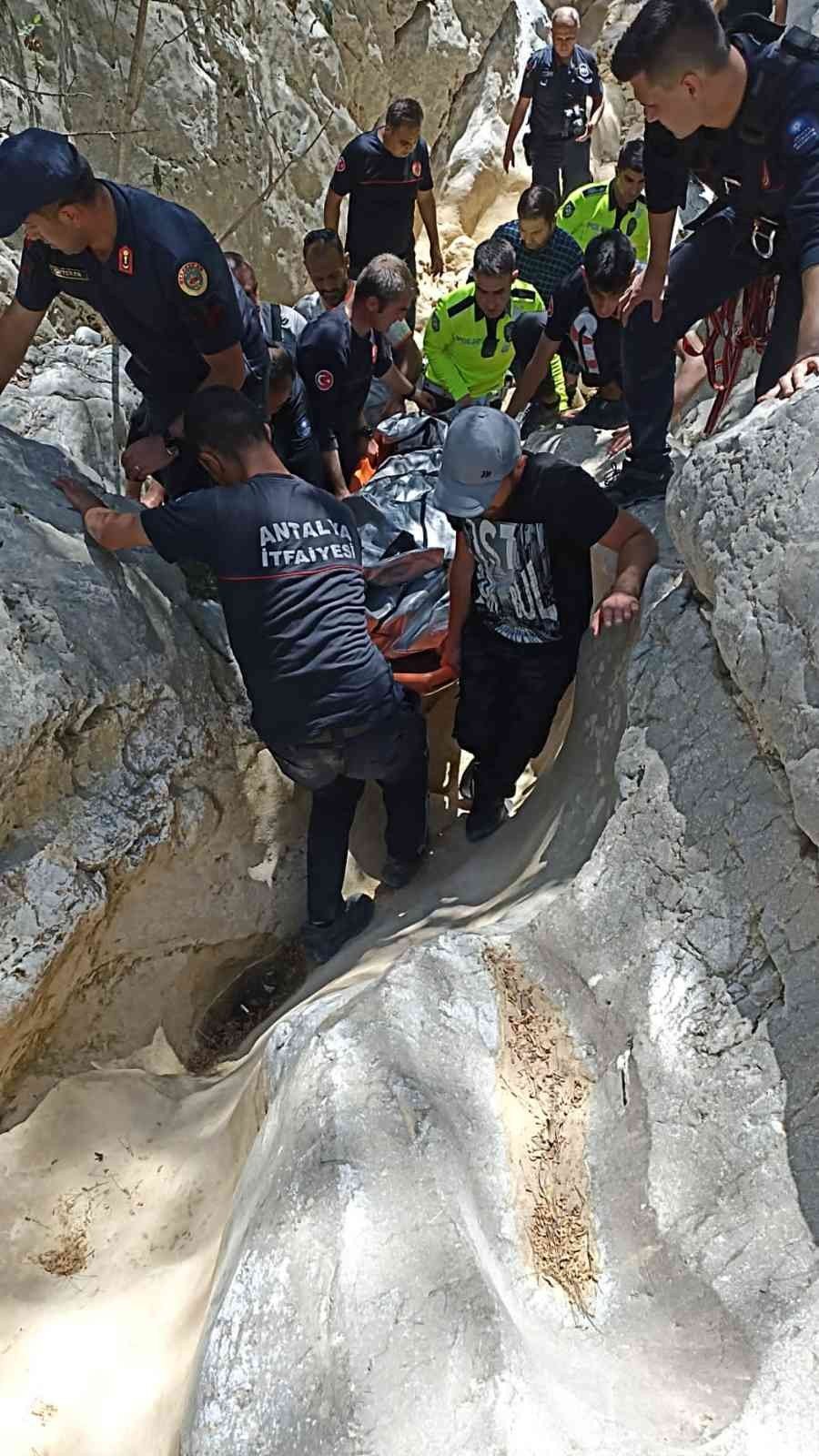 Otomobil 100 Metrelik Uçuruma Yuvarlandı: 1 Ölü, 2 Yaralı